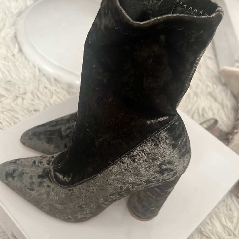 Cape Robbin velvet boots .. Brand new with box. Never worn . Too small for me.